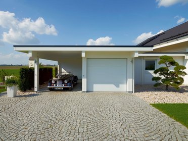 Fachwerkhaus HUF HAUS ART 4 mit Garage Modernes Fachwerkhaus mit Garage und Auto, umgeben von Natur