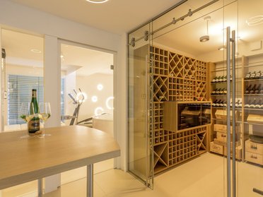 Eleganter Weinkeller mit Holzregalen in einer modernen Villa