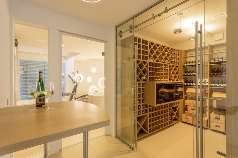 Eleganter Weinkeller mit Holzregalen in einer modernen Villa