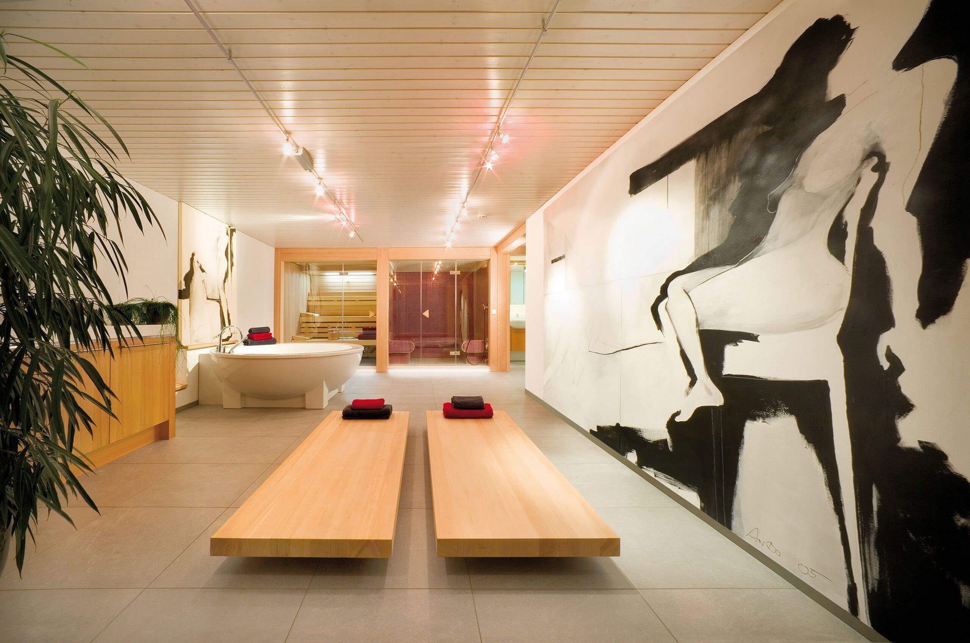 Heller Raum mit Holzbänken und abstrakter Kunst an der Wand