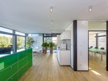 Innenansicht eines Architektenhauses mit grünem Empfangstresen