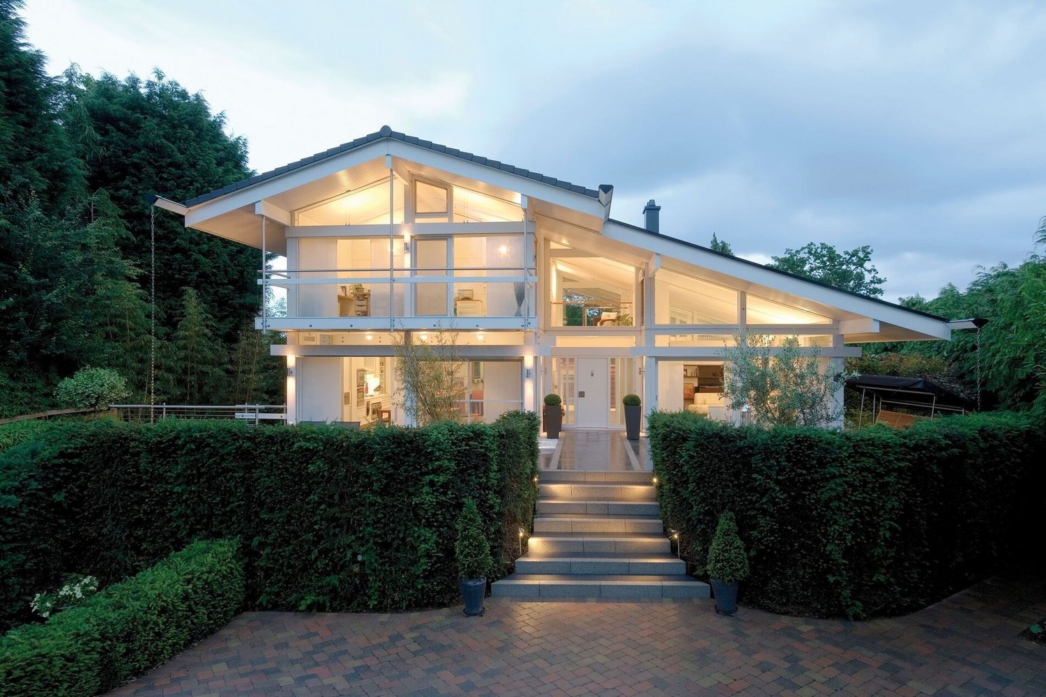 Modernes Architekturdesign des HUF Hauses bei Abendlicht