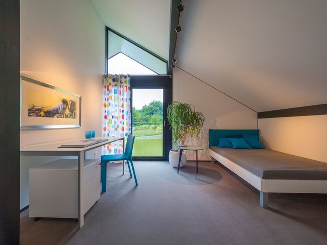 Heller Raum mit modernem Design, Fenster und Aussicht auf die Natur