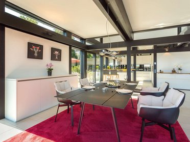 Ein lichtdurchfluteter Innenraum eines modernen HUF Hauses