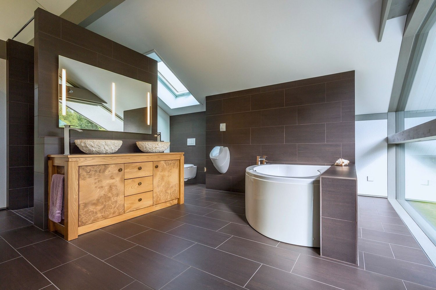 Modernes Badezimmer mit Designer-Waschtisch und Badewanne