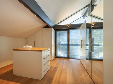 Helles Innendesign eines modernen Hauses mit Holzdetails und Fensterfront