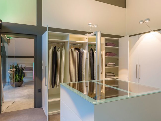 Elegante Innenansicht einer Garderobe mit geordneten Kleidungsstücken