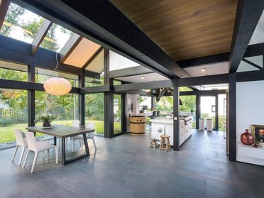 Gemütliches Familienhaus mit eleganten Möbeln und Designklassikern