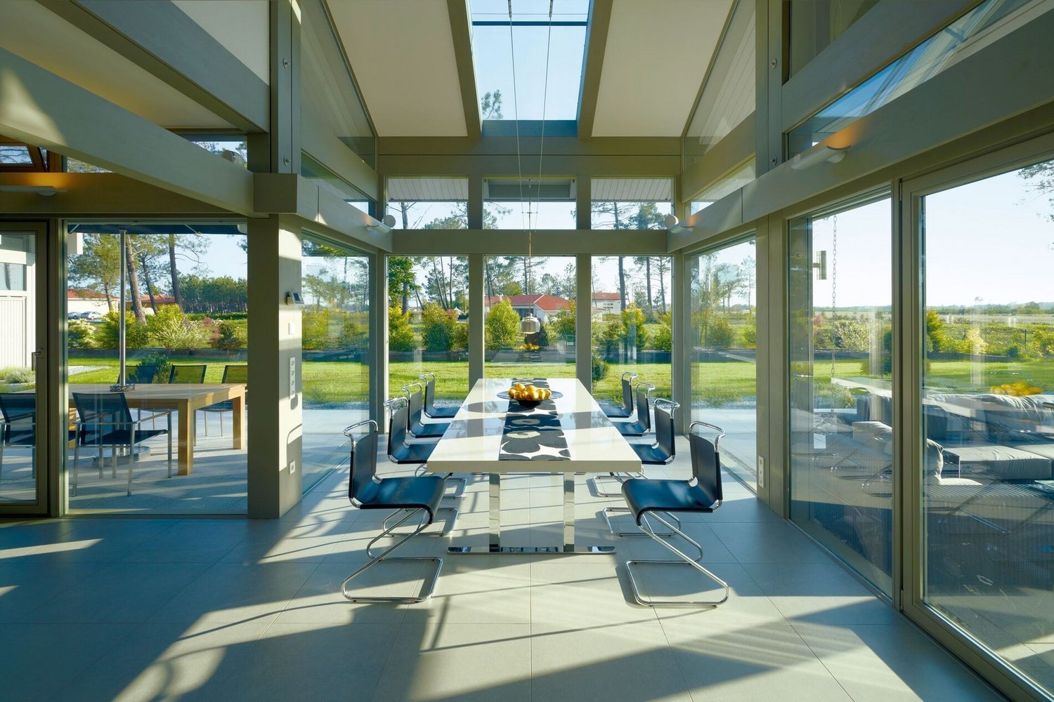 Lichtdurchflutetes Interieur eines HUF Hauses mit Blick ins Grüne