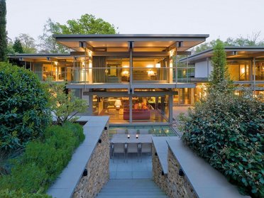 Modernes Flachdachhaus mit klaren Linien und Natur Exklusives modernes Flachdachhaus in harmonischer Landschaft