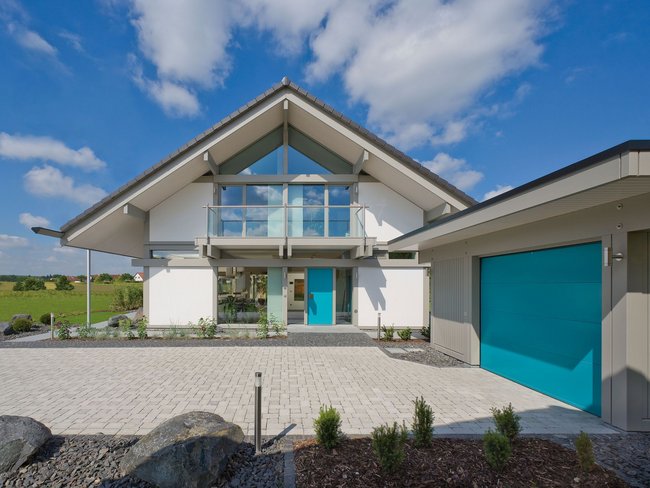 Helles modernes Wohnhaus mit großem Eingang und blauen Akzenten