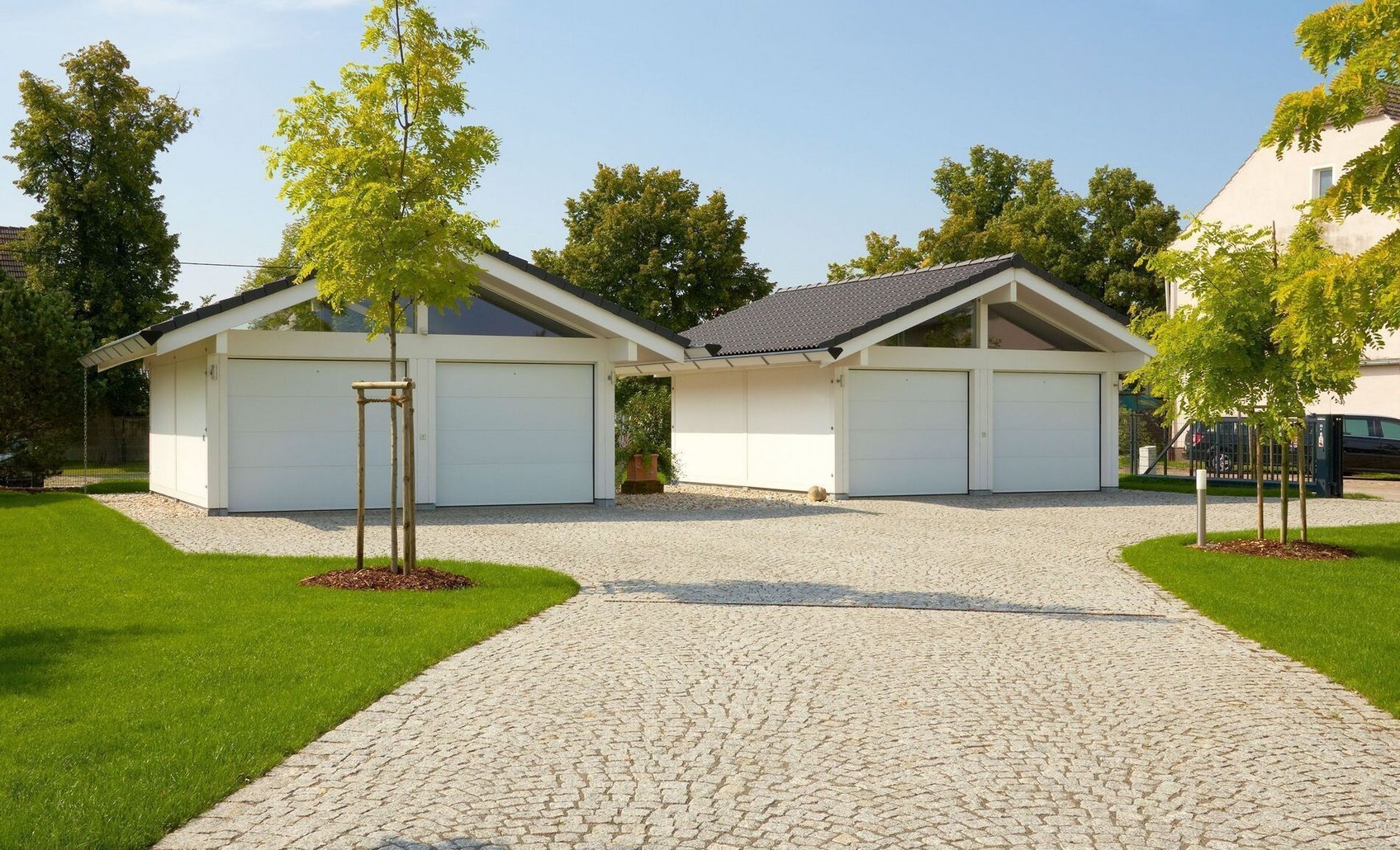 Modernes Fachwerkhaus mit Garagen und grünem Garten