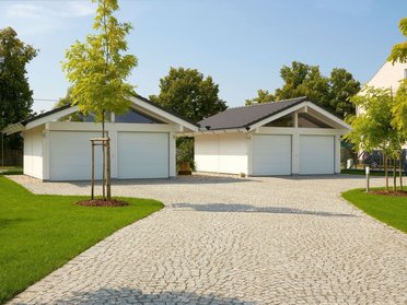 Fachwerkhaus HUF HAUS ART 4 Modernes Fachwerkhaus mit Garagen und grünem Garten