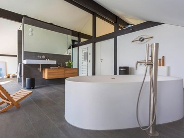 Elegantes Badezimmer mit freistehender Badewanne und stilvollem Interieur