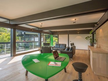 Innenansicht eines HUF Hauses mit Büro und Sitzbereich