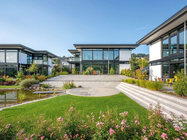 HUF Bürogebäude mit stilvollem Außenbereich und Gartenanlagen
