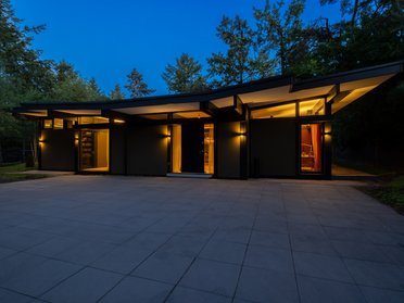 Moderne HUF Bungalow bei Nacht Ein traumhaftes modernes Bungalow mit stilvollem Design und beleuchtetem Eingang
