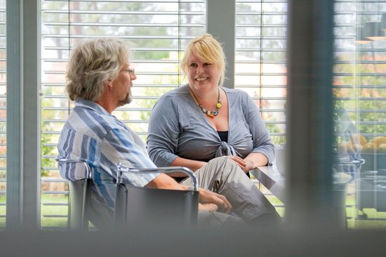 Personen in einem modernen HUF Haus mit Fensterblick auf einen Flugzeughangar