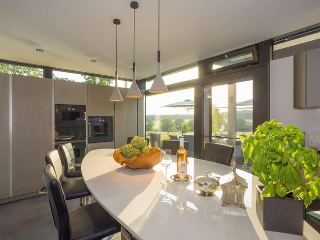 Moderne Küche mit elegantem Design und Naturblick Stilvolle Küche mit minimalistischer Gestaltung und Aussicht auf die Natur