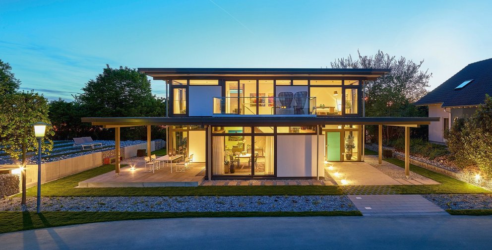 Zweistöckiges Wohnhaus mit großflächigen Fenstern und Garten