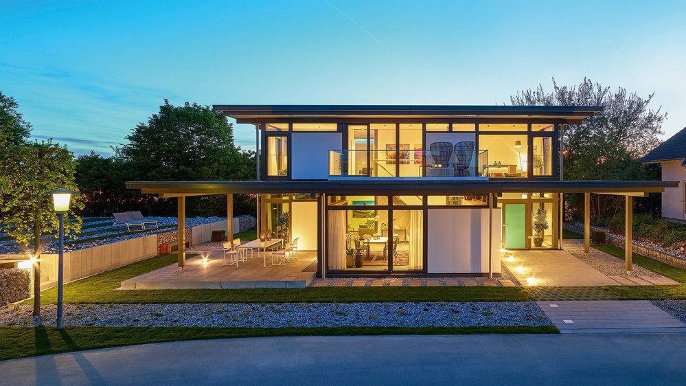 Zweistöckiges Wohnhaus mit großflächigen Fenstern und Garten