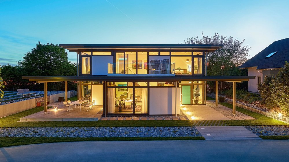 Zweistöckiges Wohnhaus mit großflächigen Fenstern und Garten