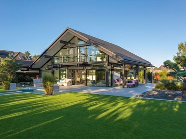 Transparentes Fachwerkhaus aus Holz und Glas im Garten Moderne Architektur mit herrlichem Panorama und hochwertigem Design
