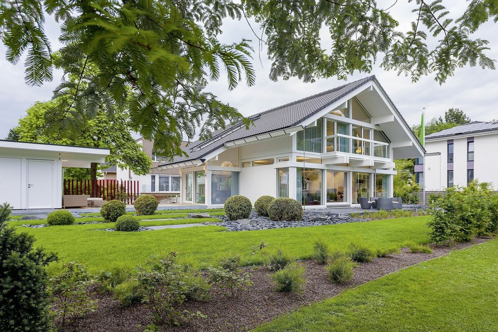 Moderne Architektur eines Einfamilienhauses mit Garten Helles Einfamilienhaus mit großem Garten und schönem Landschaftsdesign
