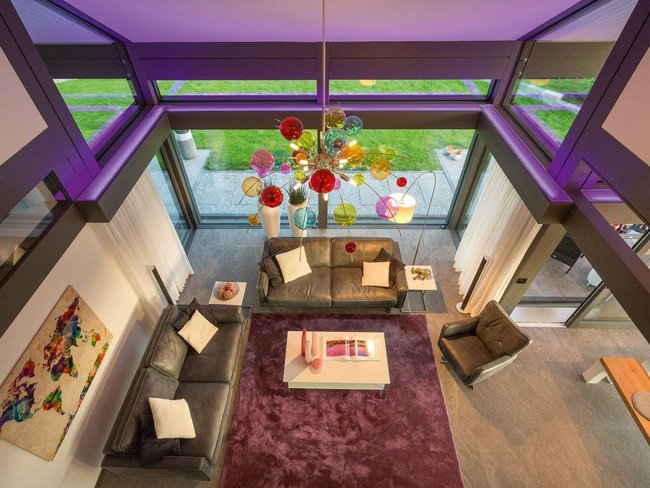 Moderne Wohnzimmeransicht eines HUF Hauses Offenes Wohnkonzept mit Tageslicht und designerischen Elementen