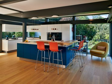 HUF Haus am Meer - Modernes Designhaus mit Küche Stilvolle Küche in einem HUF Haus am Meer mit Essbereich und Gartenblick