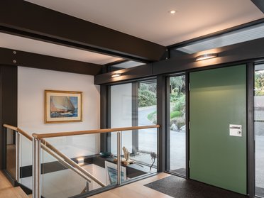 Moderne Foyer mit Glas und Holzdesign Helles Foyer mit Blick auf die Straße und moderner Gestaltung