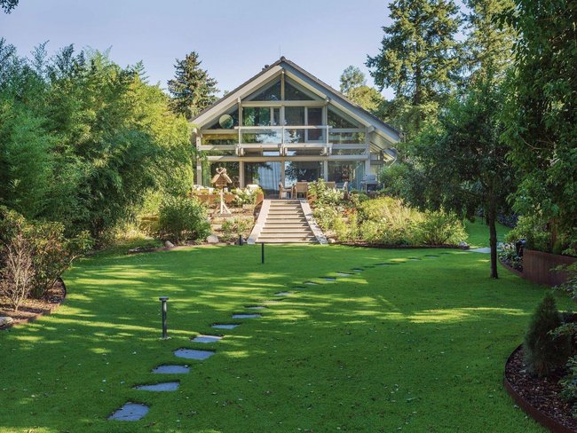 HUF Haus mit Anbau und Poolhaus im Garten Moderne HUF Hausanlage mit Anbau, Poolhaus und gepflegtem Garten