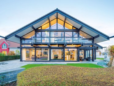 Helles und modernes Wohnhaus mit großen Fenstern und Garten