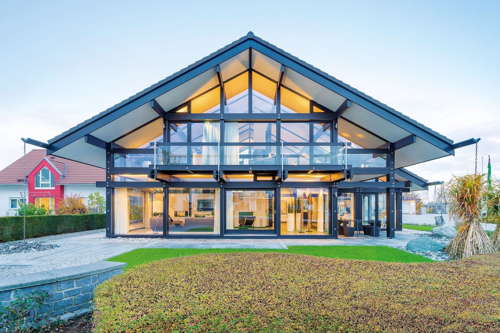 Helles und modernes Wohnhaus mit großen Fenstern und Garten