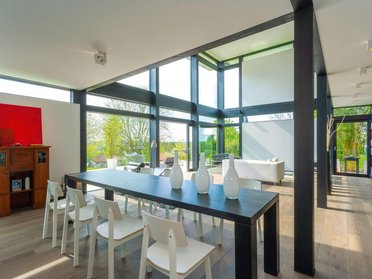 Helles und modernes Interieur eines Fachwerkhauses mit Flachdach
