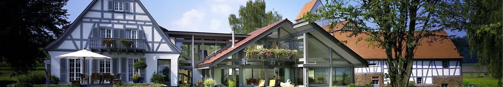 Moderne Landhausarchitektur mit Garten und Kindern Helles Landhaus mit Gartenlandschaft und spielenden Kindern