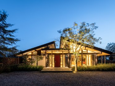 Moderne Bungalowarchitektur in natürlicher Umgebung Bungalow mit organischen Formen und großen Glasflächen in schöner Landschaft