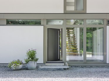 Gemütliches Architektenhaus mit Pflanzen und Treppe im Hintergrund
