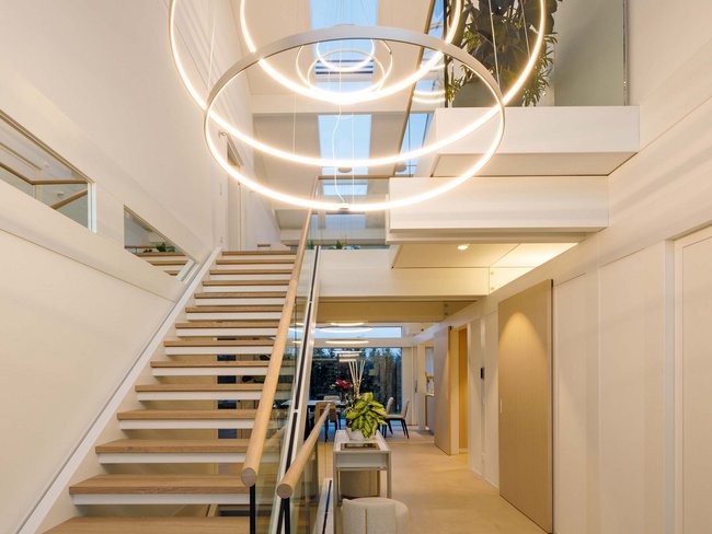 Innenansicht eines modernen HUF Hauses mit stilvollem Lichtdesign und Treppe