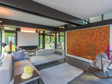 Gemütliches Familienhaus mit ausgewählten Möbeln und Designklassikern.