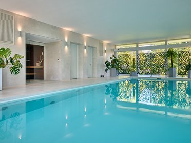 Moderne weiße Villa mit Innenpool und Pflanzen