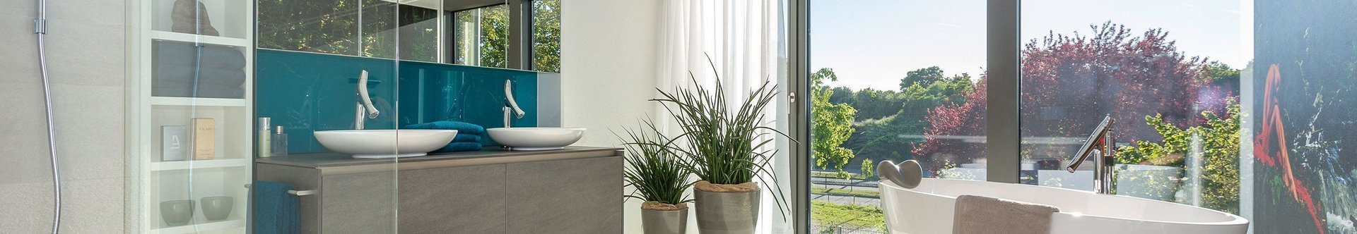 Modernes Badezimmer mit freistehender Badewanne Helles Badezimmer mit großen Fenstern und Pflanzen im Inneren
