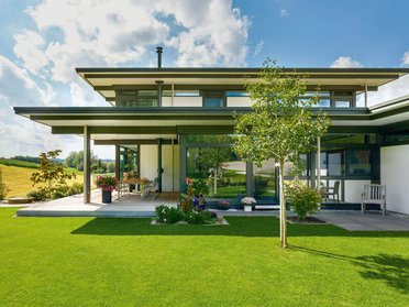 Stilvolles modernes Fachwerkhaus mit Garten und Sonnenschein