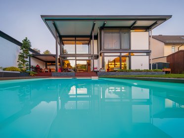 Modernes Designhaus mit Flachdach und Pool HUF Modum Flachdachhaus mit modernen Designelementen und Pool
