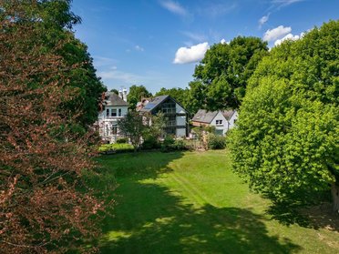 Familienhaus in malerischer Landschaft mit grünem Garten