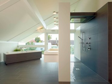 Modernes Badezimmer im Fachwerkhaus HUF HAUS ART 4 Elegantes Badezimmer mit Badewanne und Dusche im HUF HAUS ART 4