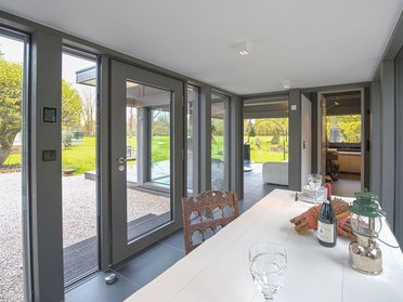 Stilvoller HUF Anbau mit harmonischer Architektur HUF Anbau erweitert Wohnraum und fügt sich in die Architektur ein.