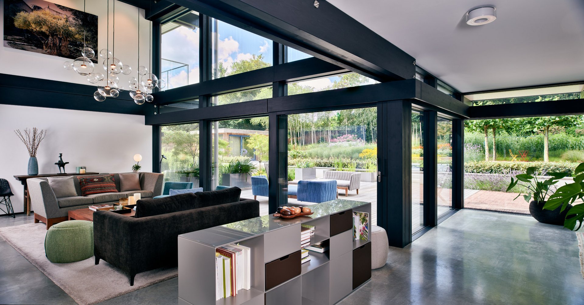 Lichtdurchfluteter Wohnraum mit elegantem Design und moderner Einrichtung