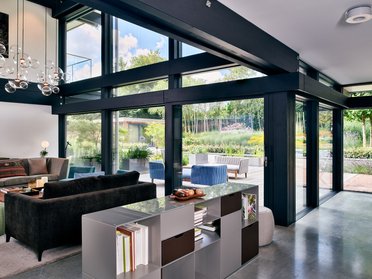 Lichtdurchfluteter Wohnraum mit elegantem Design und moderner Einrichtung