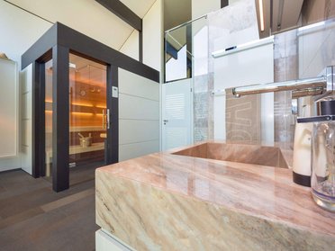 Moderne Architektur im Badezimmer mit Sauna Elegantes Badezimmerdesign mit moderner Ausstattung und Sauna